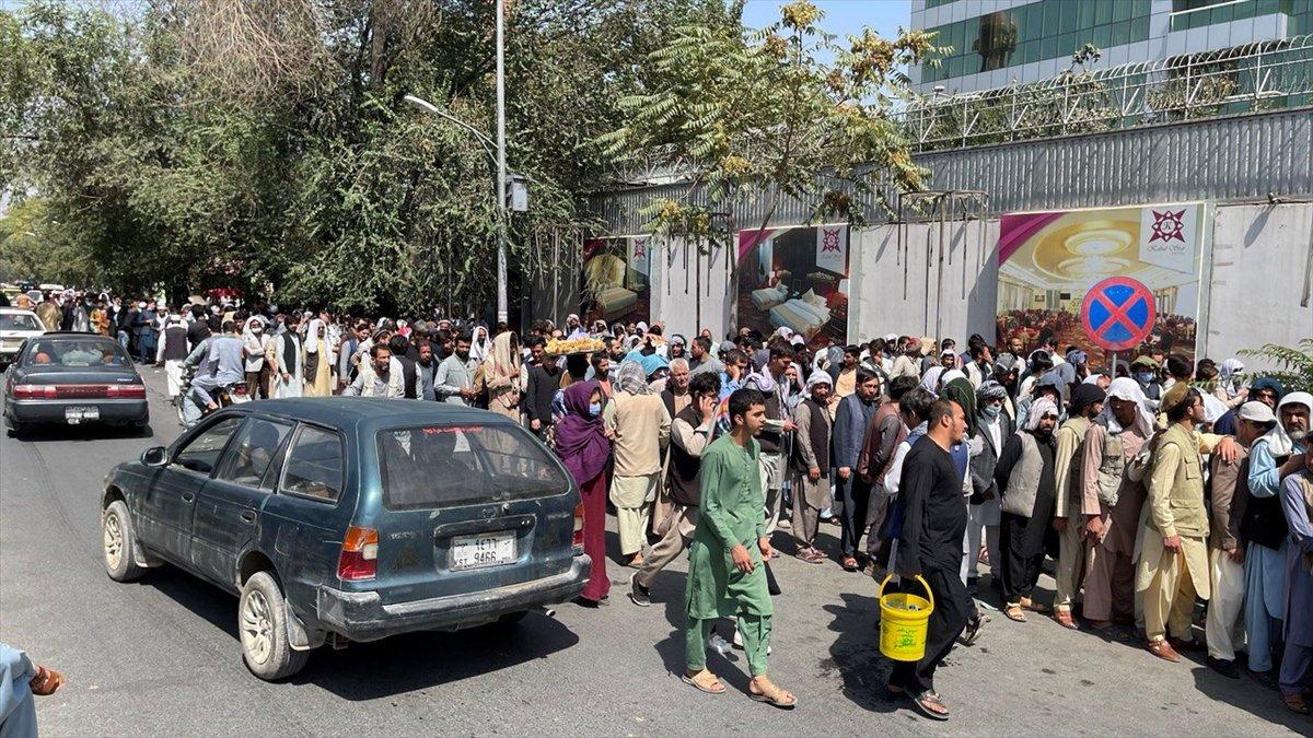 Kabil'deki bankaların önünde uzun kuyruklar oluştu