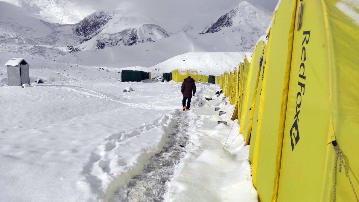 Tarihi bir tırmanış: İHH ekipleri İbni Sina Zirvesi'ne çıktı