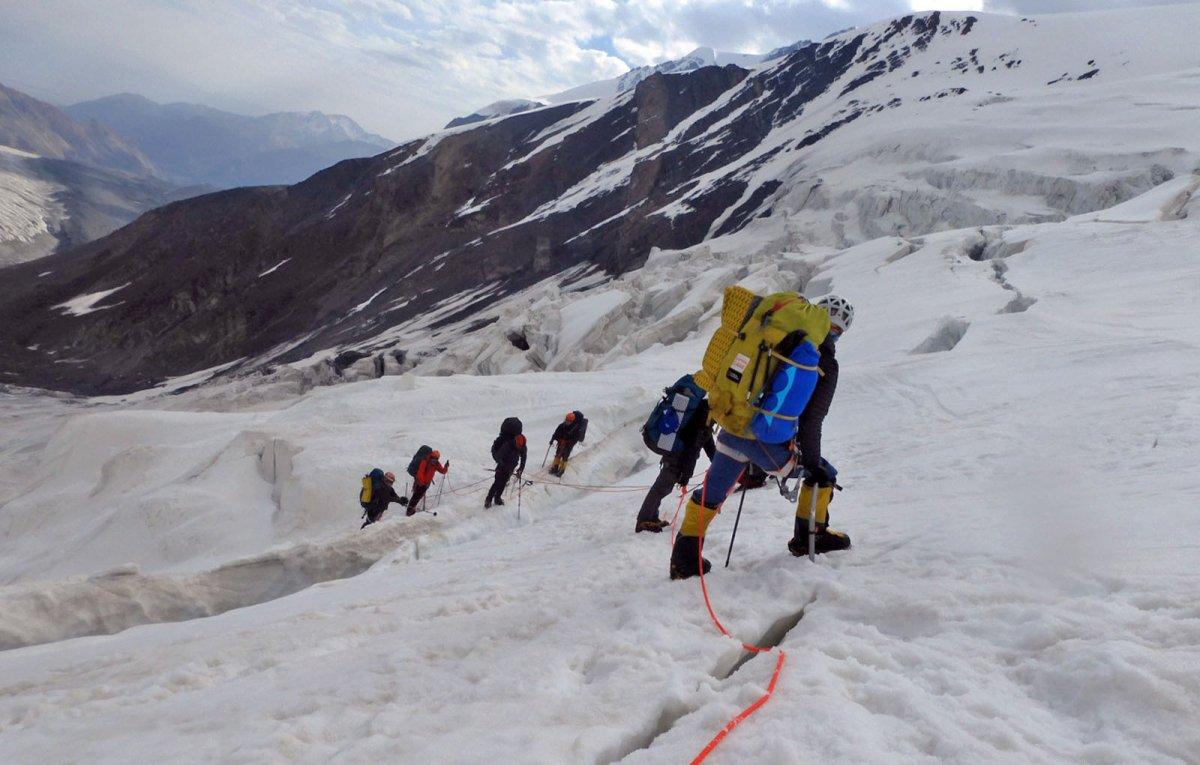 Tarihi bir tırmanış: İHH ekipleri İbni Sina Zirvesi'ne çıktı