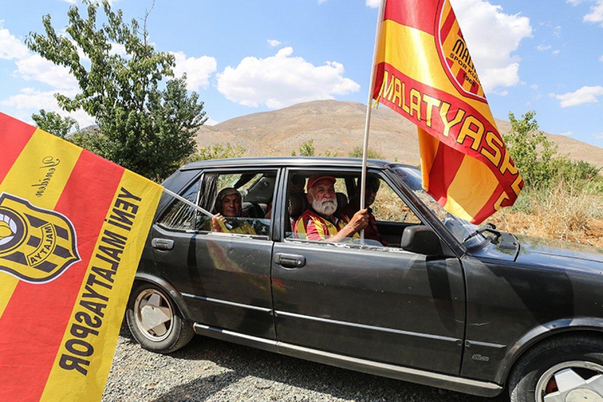 Yeni Malatyaspor'un Maço Baba'sı ve Fatma Ninesi yeniden tribünlerde