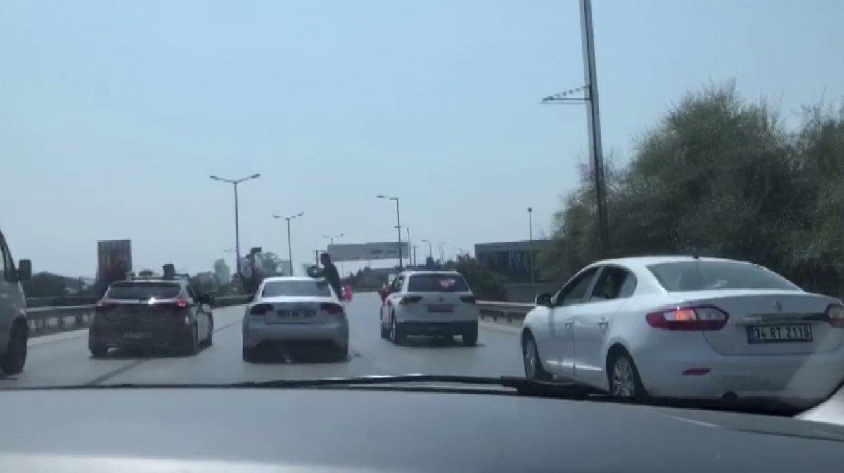 Kartal’da düğün konvoyunun tehlikeli yolculuğu kamerada