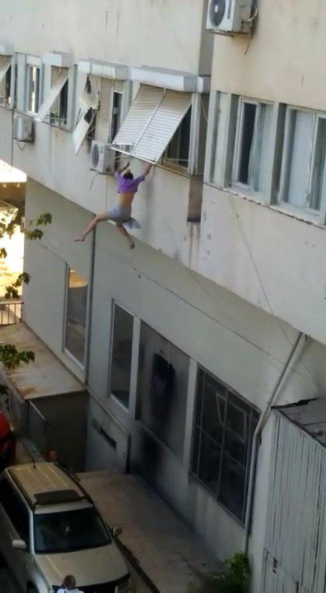 Antalya'da 'beni kurtarın' diyerek pencereden atladı