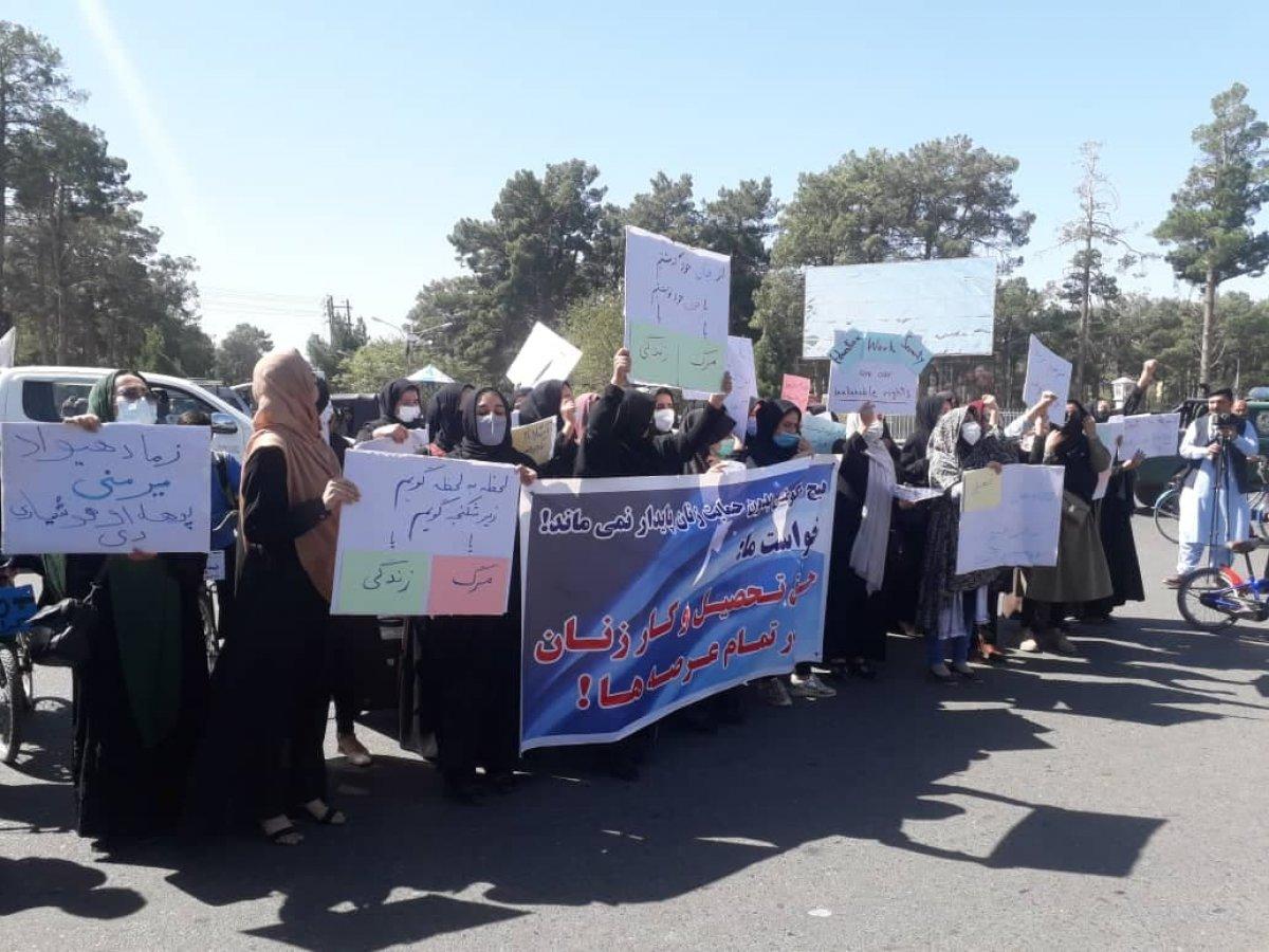 Afganistan'da kadınlar hakları için gösteri yaptı