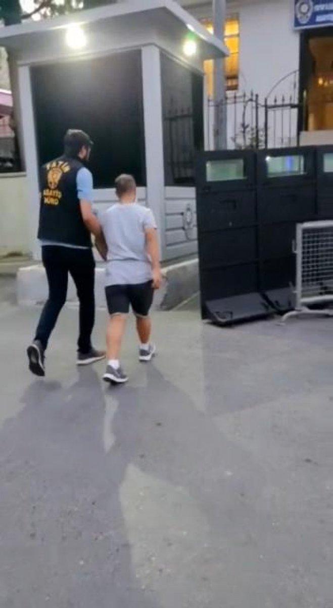 Galata Köprüsü'nden gemiye atlayan gence gözaltı