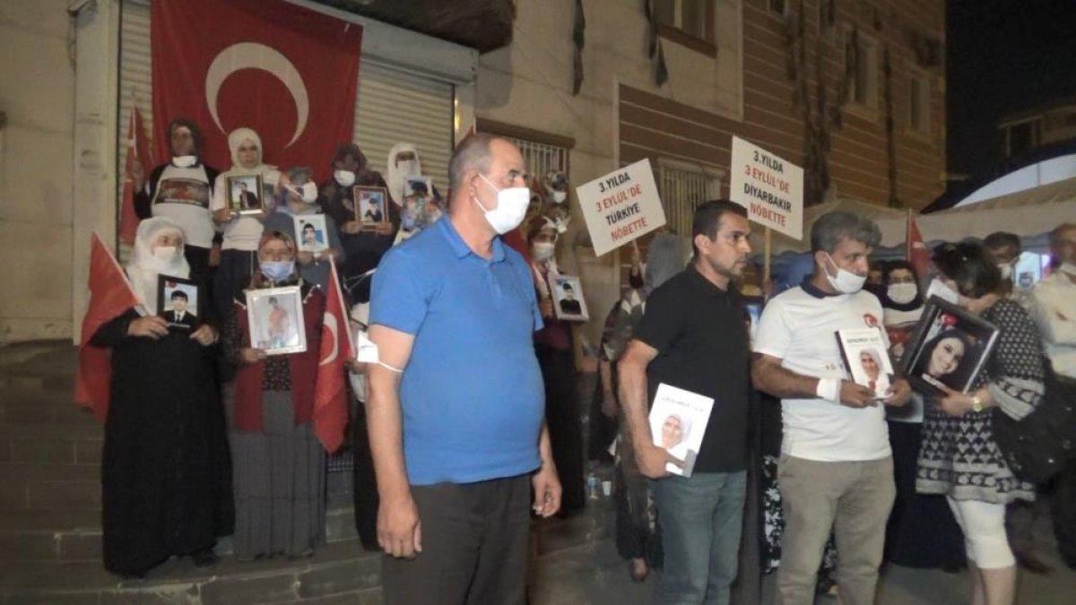 Diyarbakır'da evlat nöbetindeki aileler, HDP binasına Türk bayrağı astı