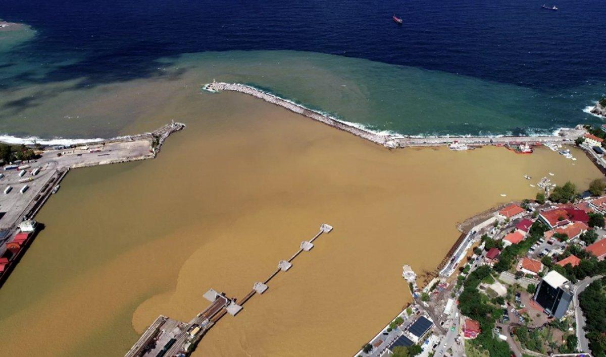 Zonguldak'ta denizin rengi değişti