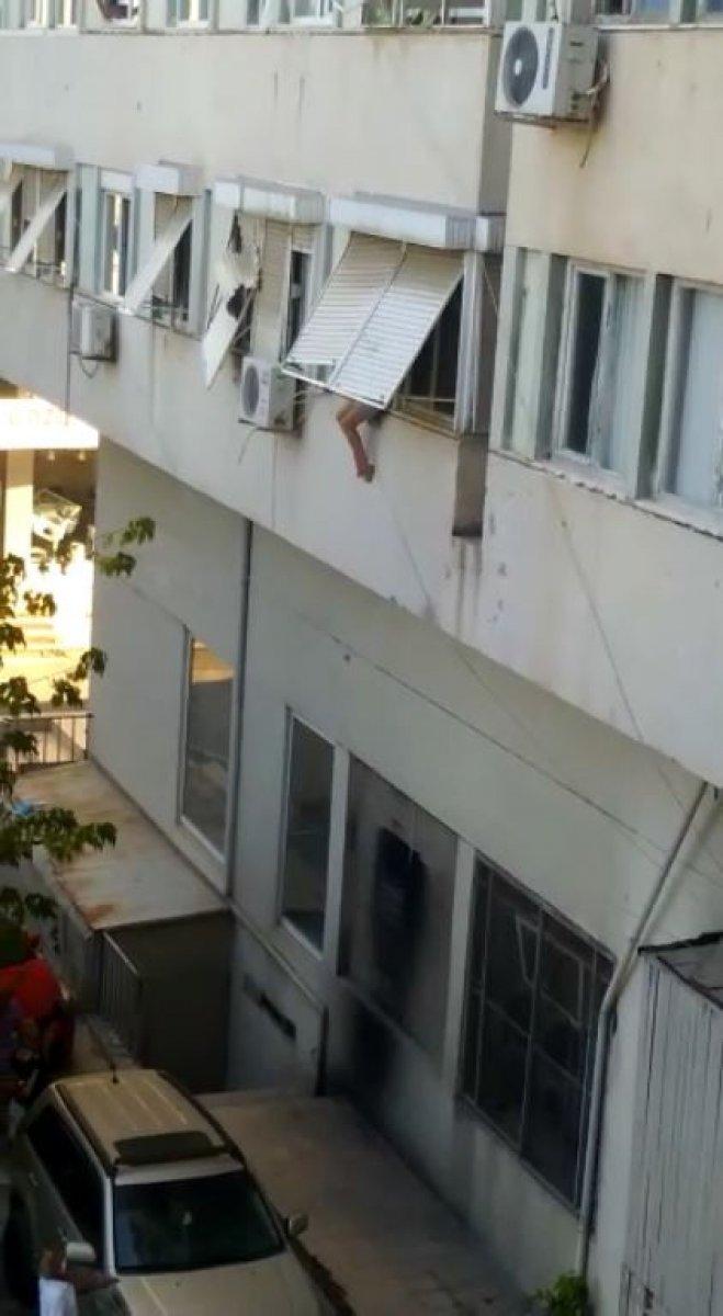 Antalya'da 'beni kurtarın' diyerek pencereden atladı