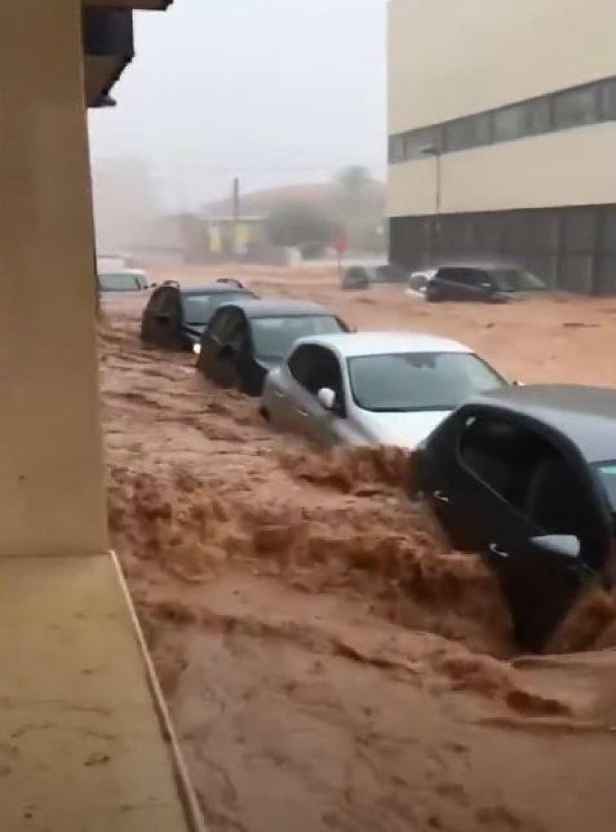 İspanya'da şiddetli yağış, sele neden oldu