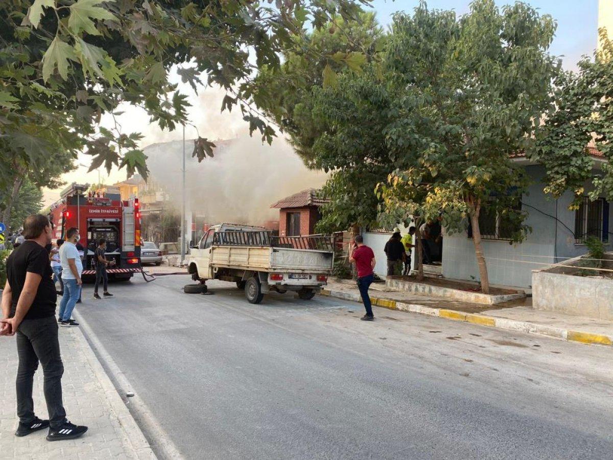 İzmir’de eski karakol binası yandı: İtfaiye eri alevlerin içine düştü