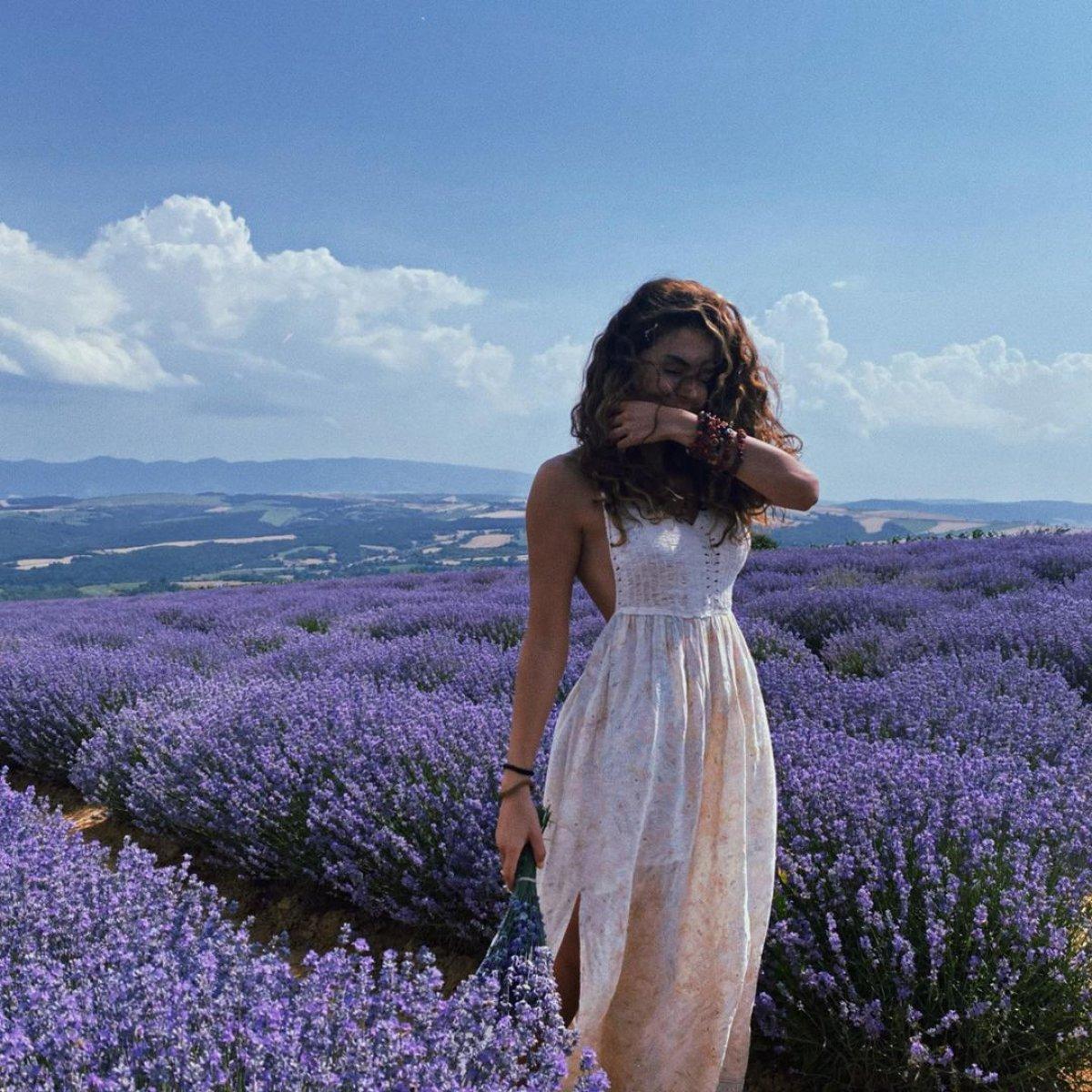 Ebru Şahin lavanta tarlasına girdi