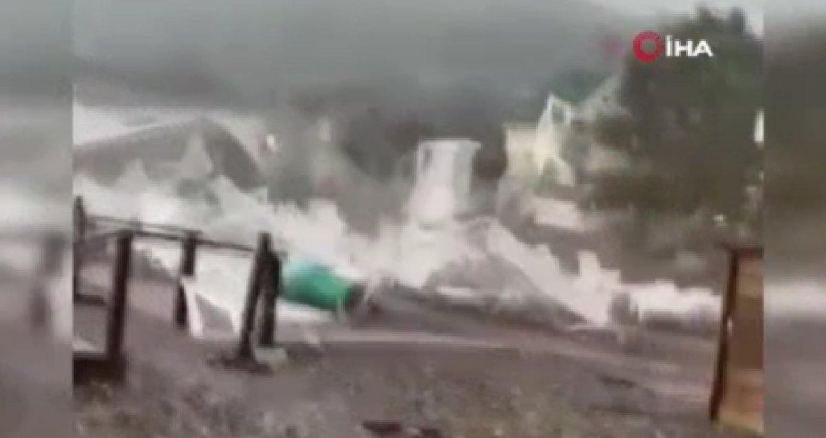 Rusya'da plajı hortum vurdu