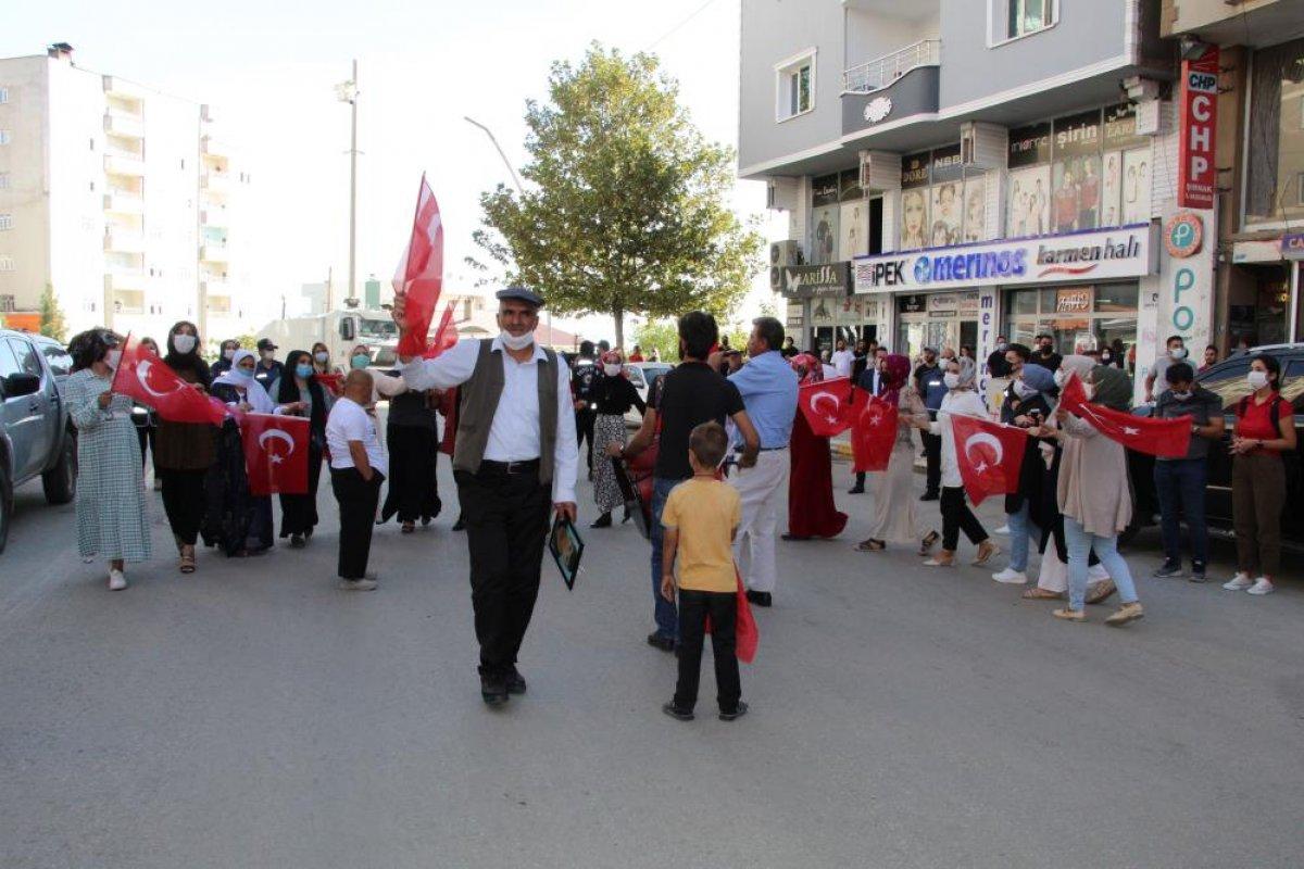 Oğlu terör örgütünden kaçan anne, Türk bayraklarıyla halay çekti