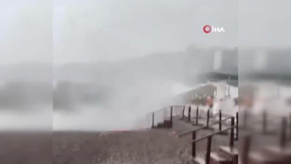 Rusya'da plajı hortum vurdu