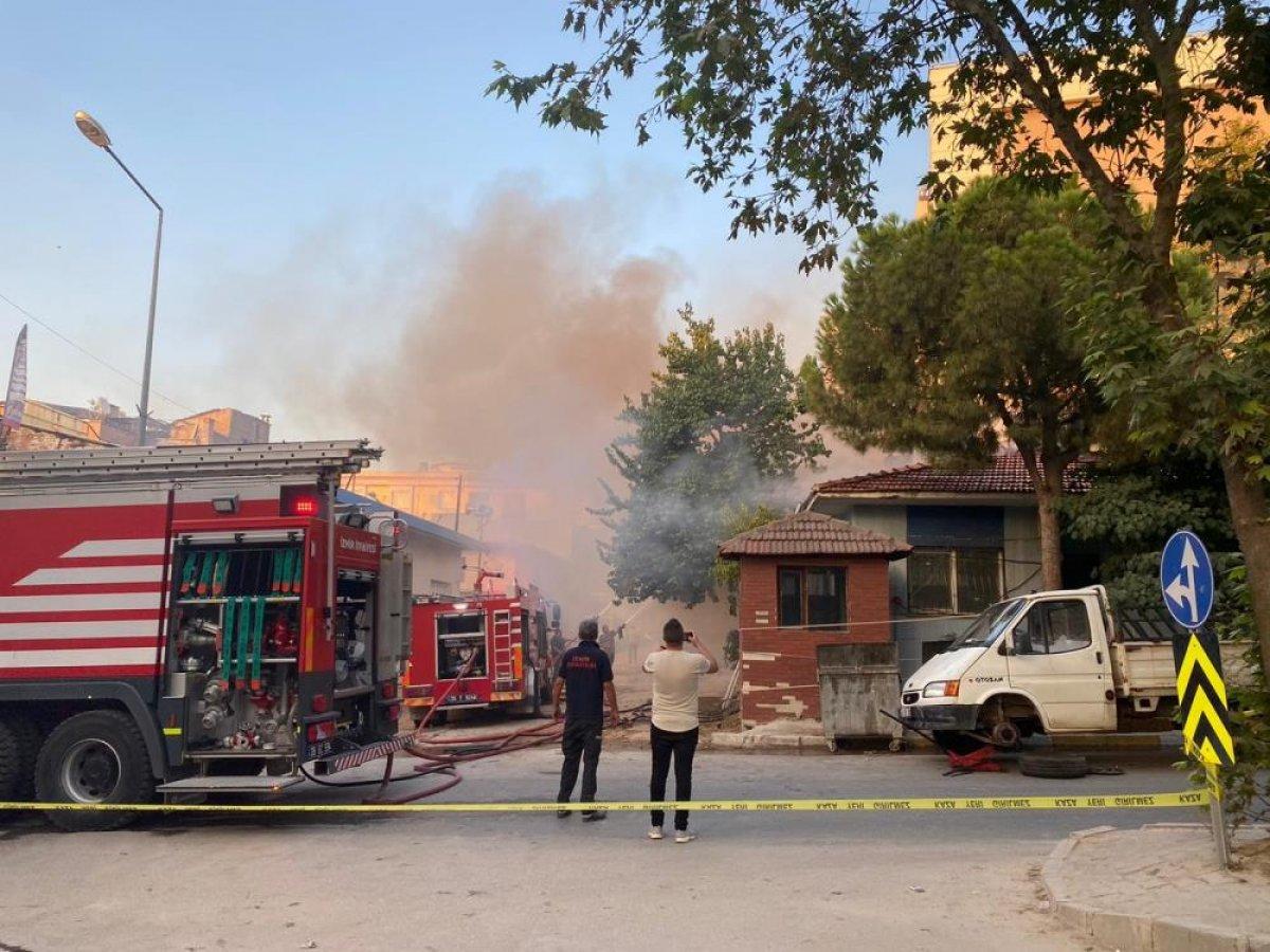 İzmir’de eski karakol binası yandı: İtfaiye eri alevlerin içine düştü
