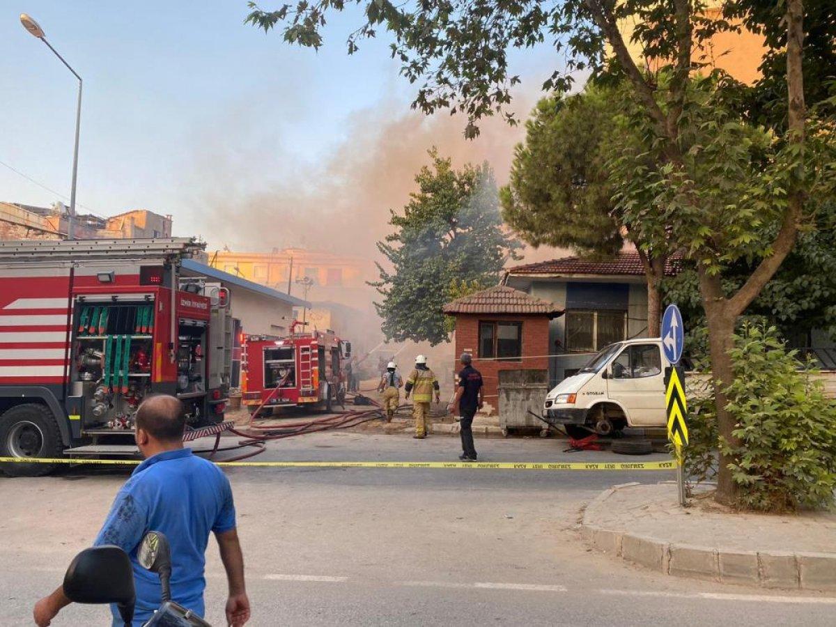 İzmir’de eski karakol binası yandı: İtfaiye eri alevlerin içine düştü