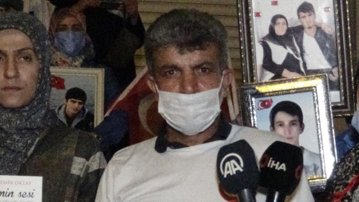 Diyarbakır'da evlat nöbetindeki aileler, HDP binasına Türk bayrağı astı