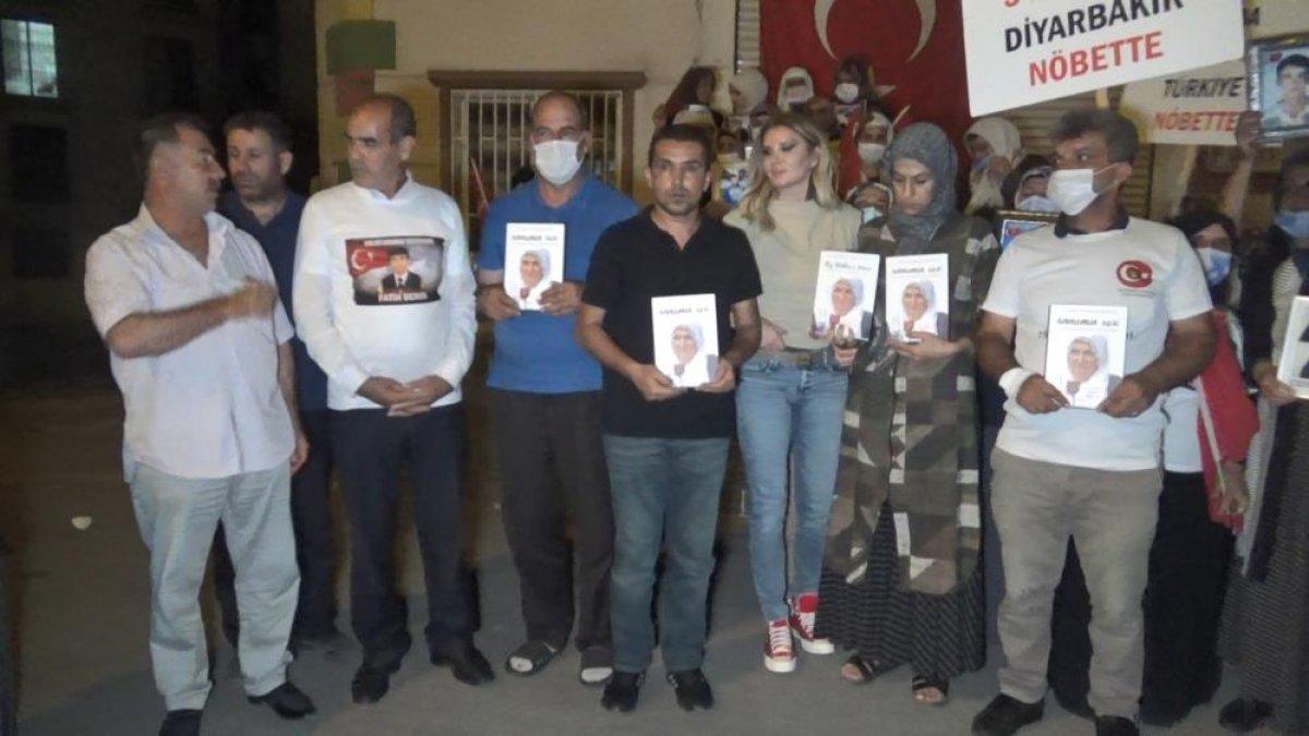 Diyarbakır'da evlat nöbetindeki aileler, HDP binasına Türk bayrağı astı