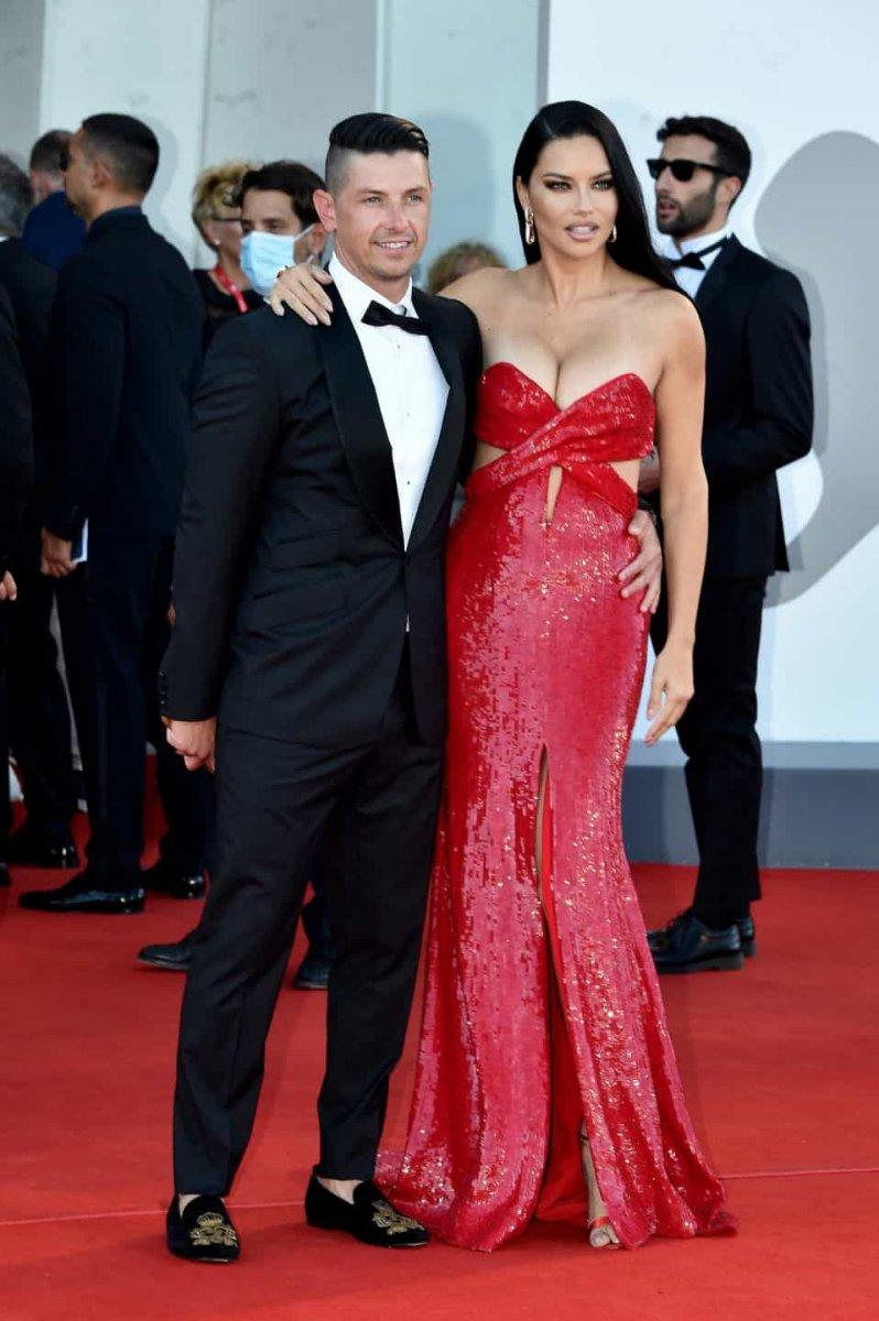 Adriana Lima, Venedik Film Festivali'ne yeni sevgilisiyle katıldı