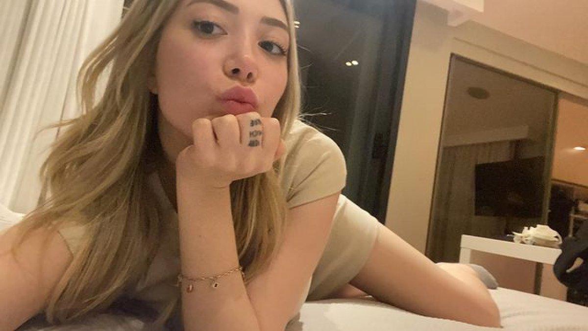 Yasmin Erbil'den yatak pozu