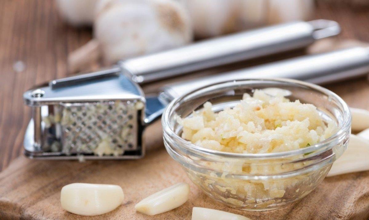 Ayak altına sürüldüğünde öksürüğü kesiyor:Sarımsak- Zeytinyağı kürü