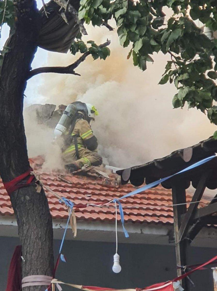 İzmir’de eski karakol binası yandı: İtfaiye eri alevlerin içine düştü