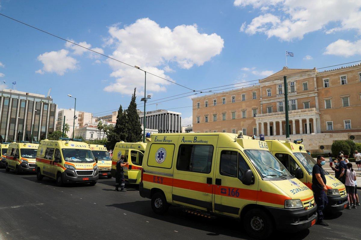 Yunanistan'da sağlıkçılar, zorunlu koronavirüs aşısını protesto etti