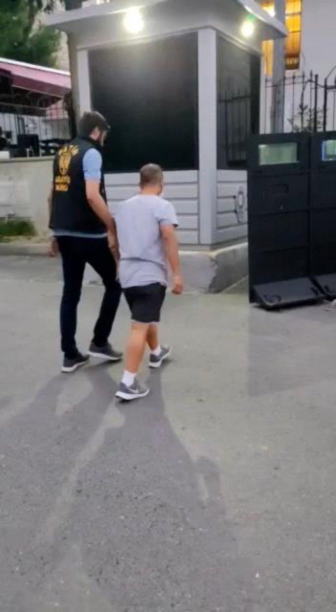 Galata Köprüsü'nden gemiye atlayan gence gözaltı