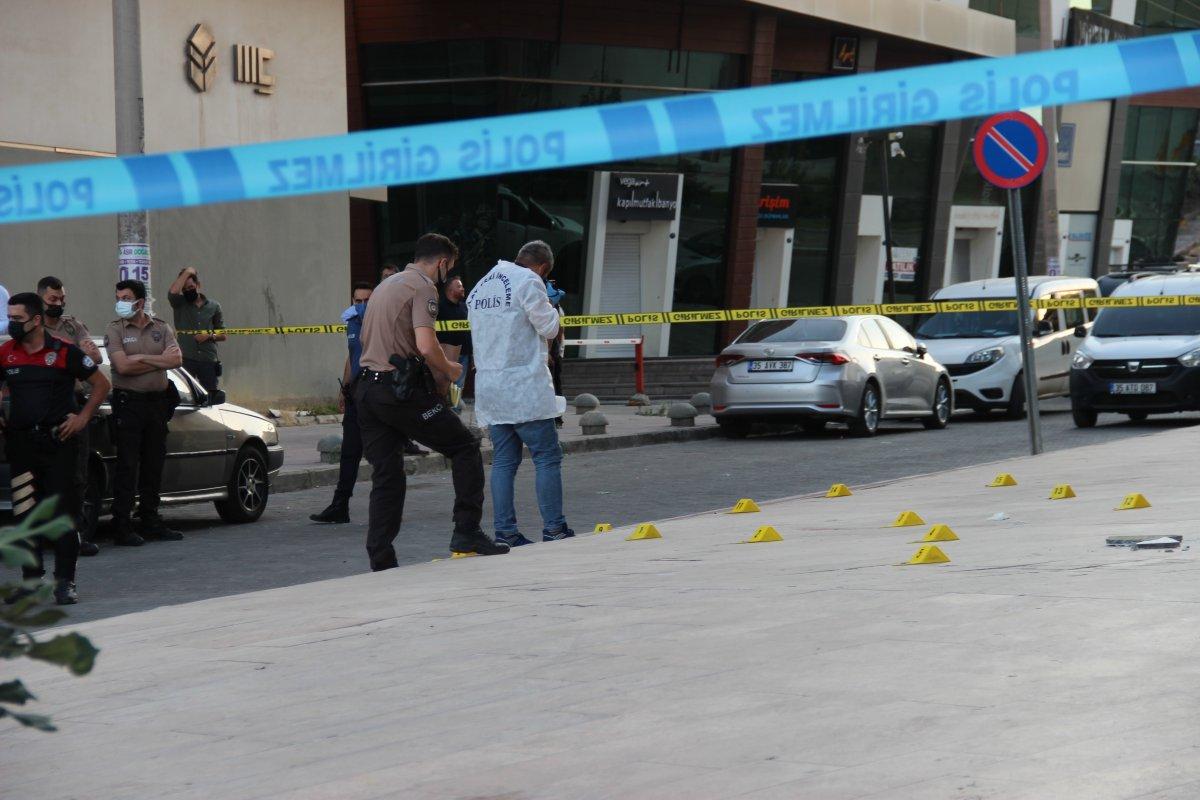 İzmir'de ortaklar arasında silahlı kavga