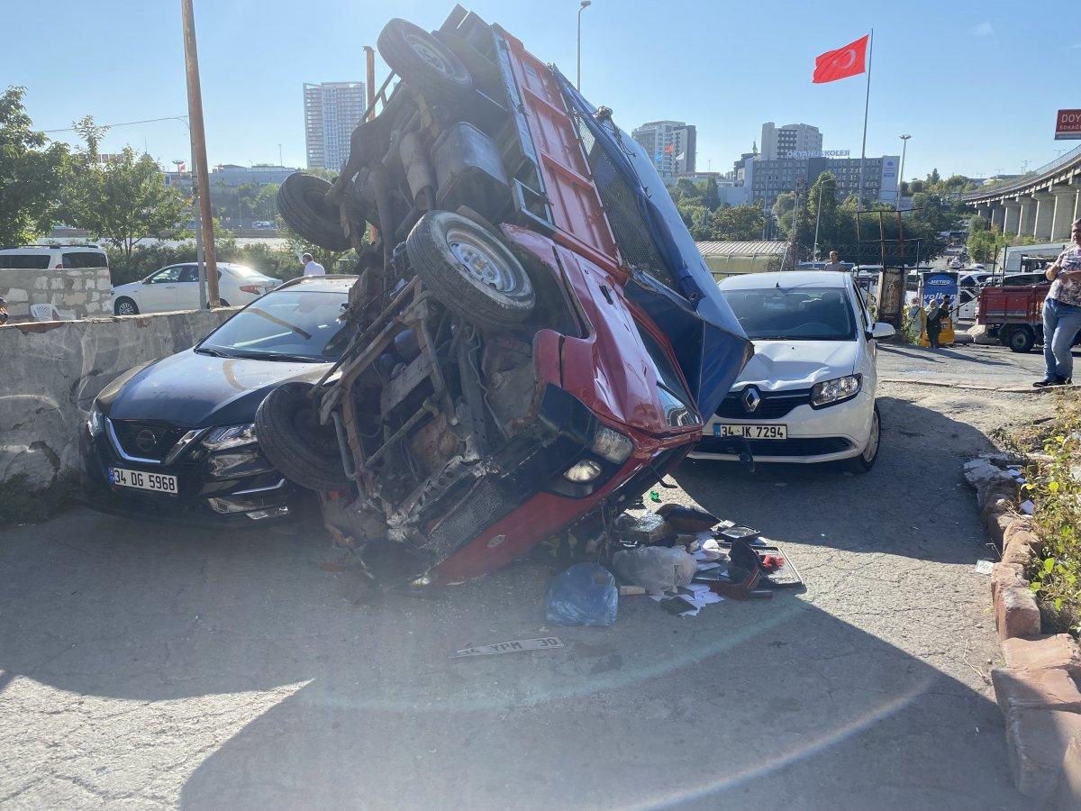 İstanbul'da kamyonet 2 otomobilin üstüne devrildi