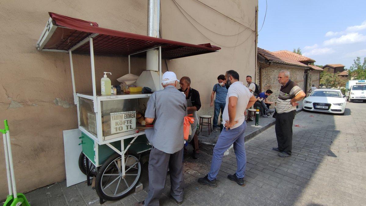 Bursa'daki 50 yıllık seyyar köfteci için uzun kuyruklar oluşuyor