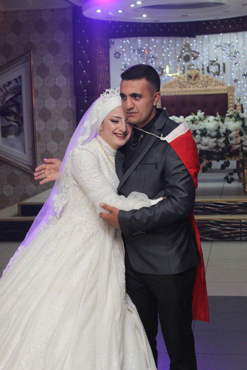 Erzurum’da, asker kardeş ablasının düğününe gelerek sürpriz yaptı