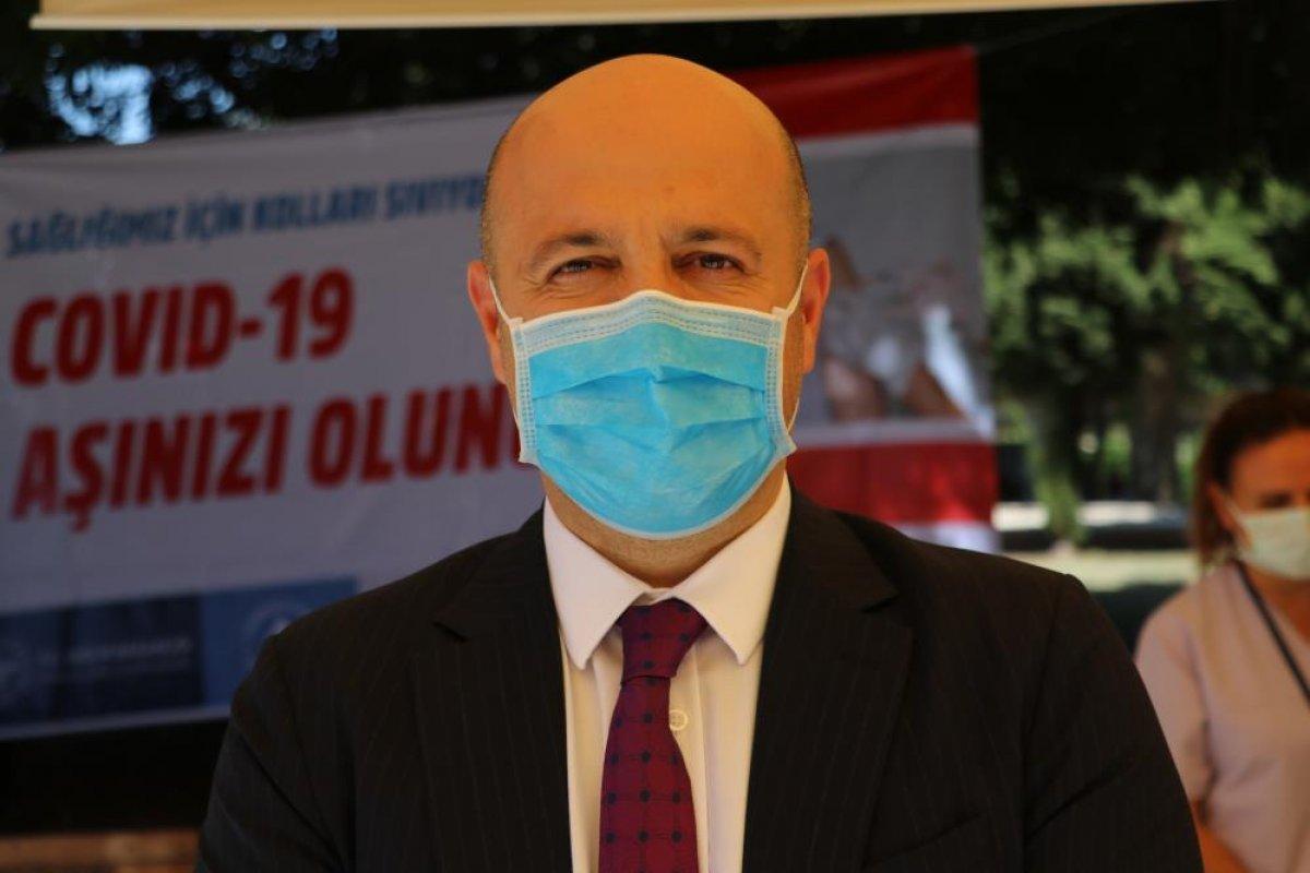 Adana'da namazı sonrası, seyyar aşı standında aşılama yapıldı