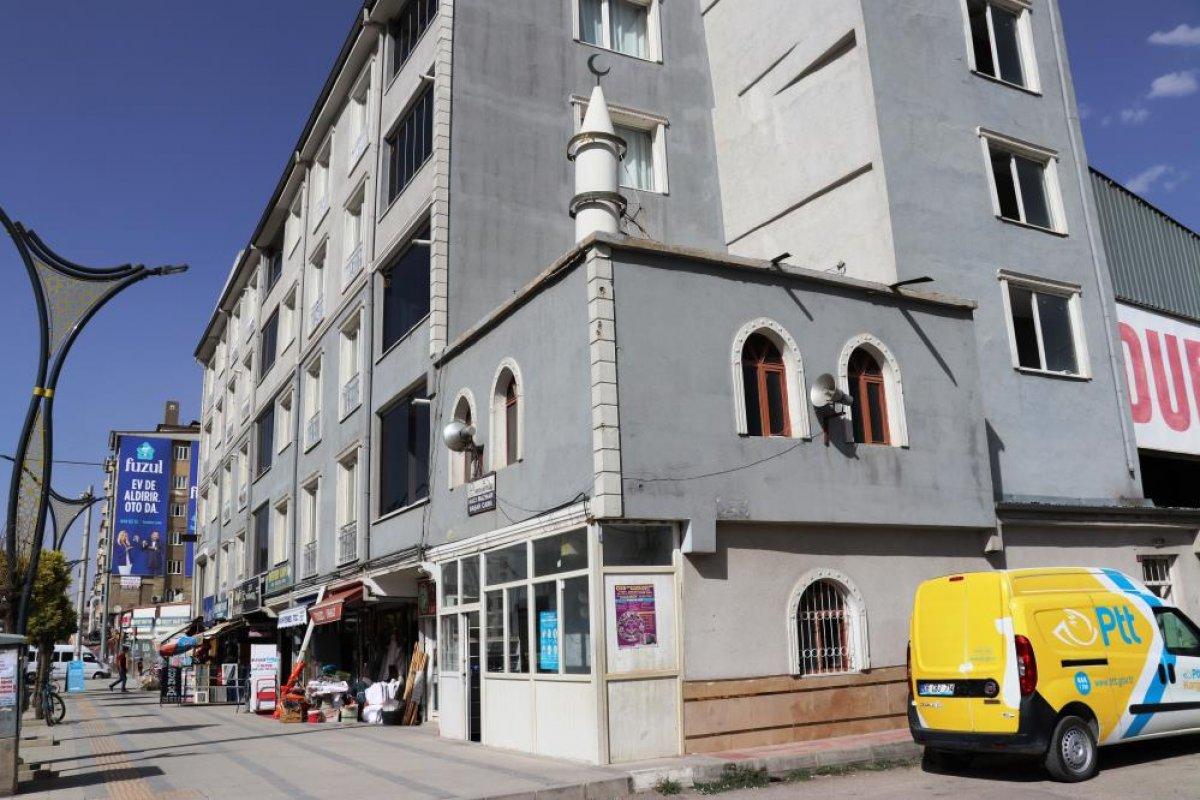 Van'da bir vatandaş, apartmanının bir bölümünü 2 katlı cami yaptı