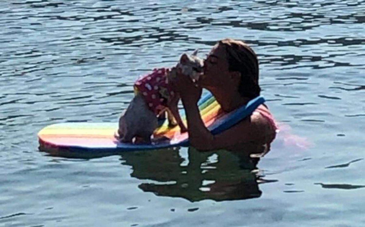 Esra Sönmezer, kedisiyle tatilde