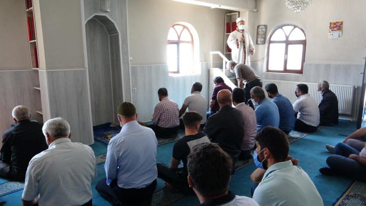 Van'da bir vatandaş, apartmanının bir bölümünü 2 katlı cami yaptı