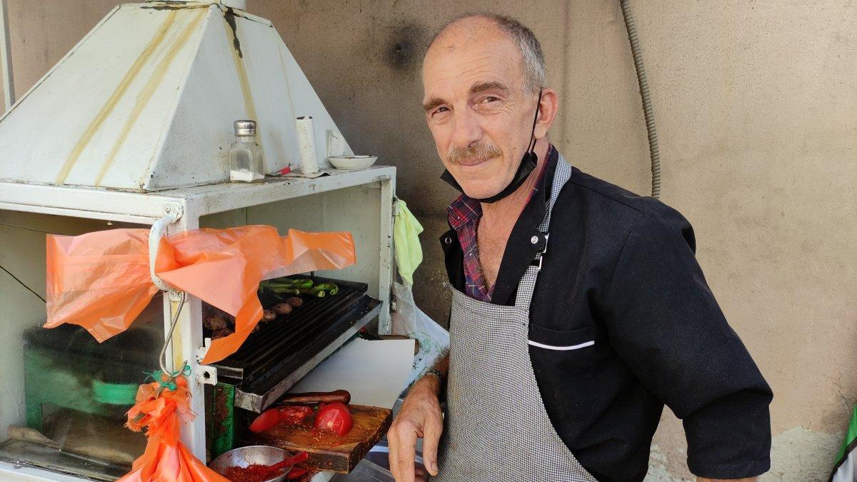 Bursa'daki 50 yıllık seyyar köfteci için uzun kuyruklar oluşuyor