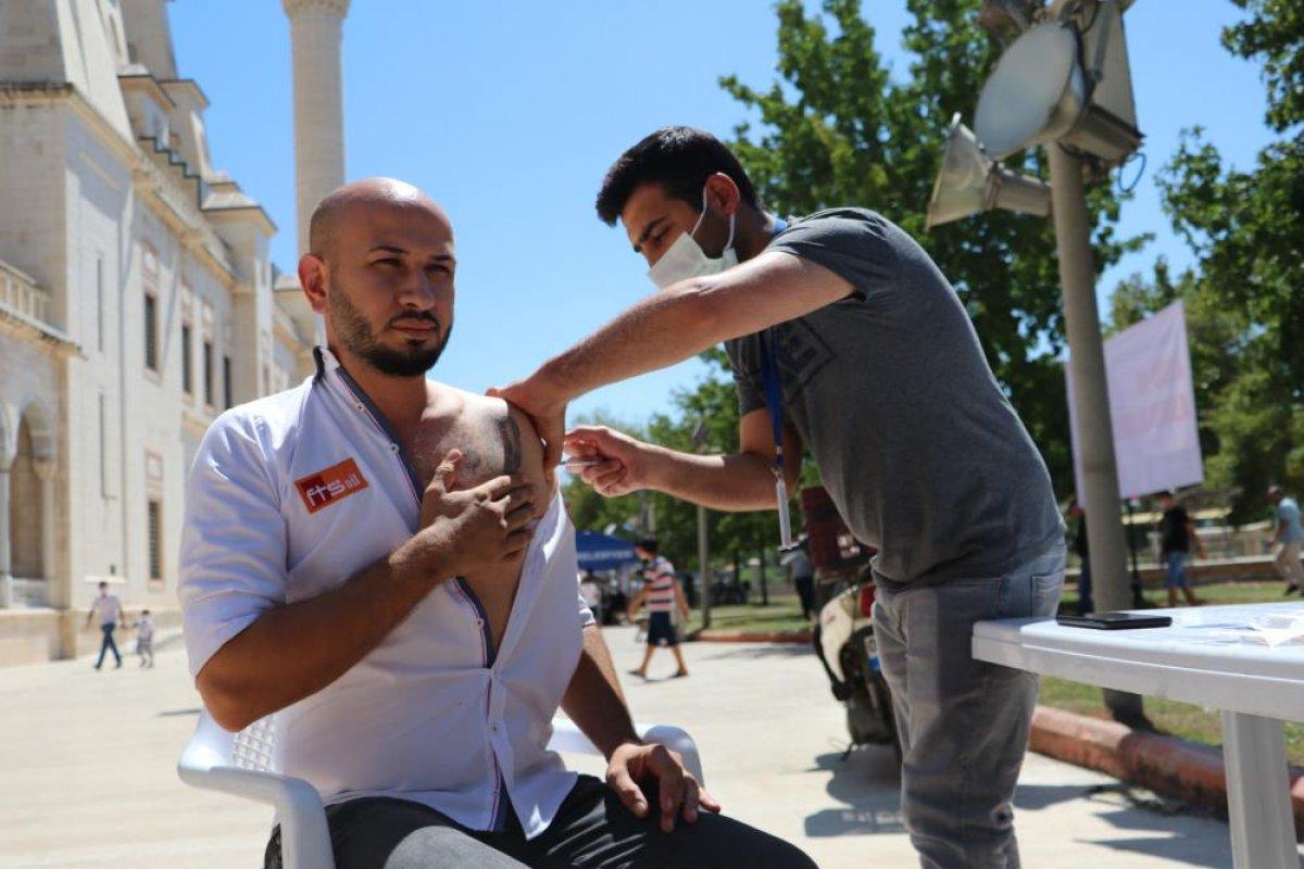 Adana'da namazı sonrası, seyyar aşı standında aşılama yapıldı