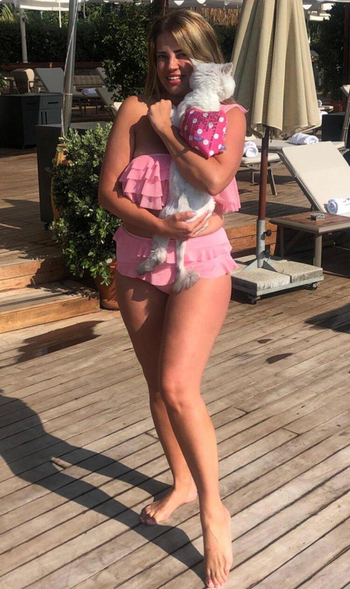 Esra Sönmezer, kedisiyle tatilde