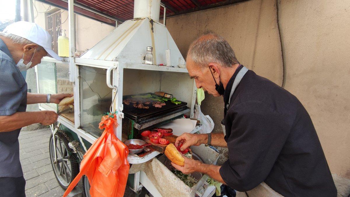 Bursa'daki 50 yıllık seyyar köfteci için uzun kuyruklar oluşuyor
