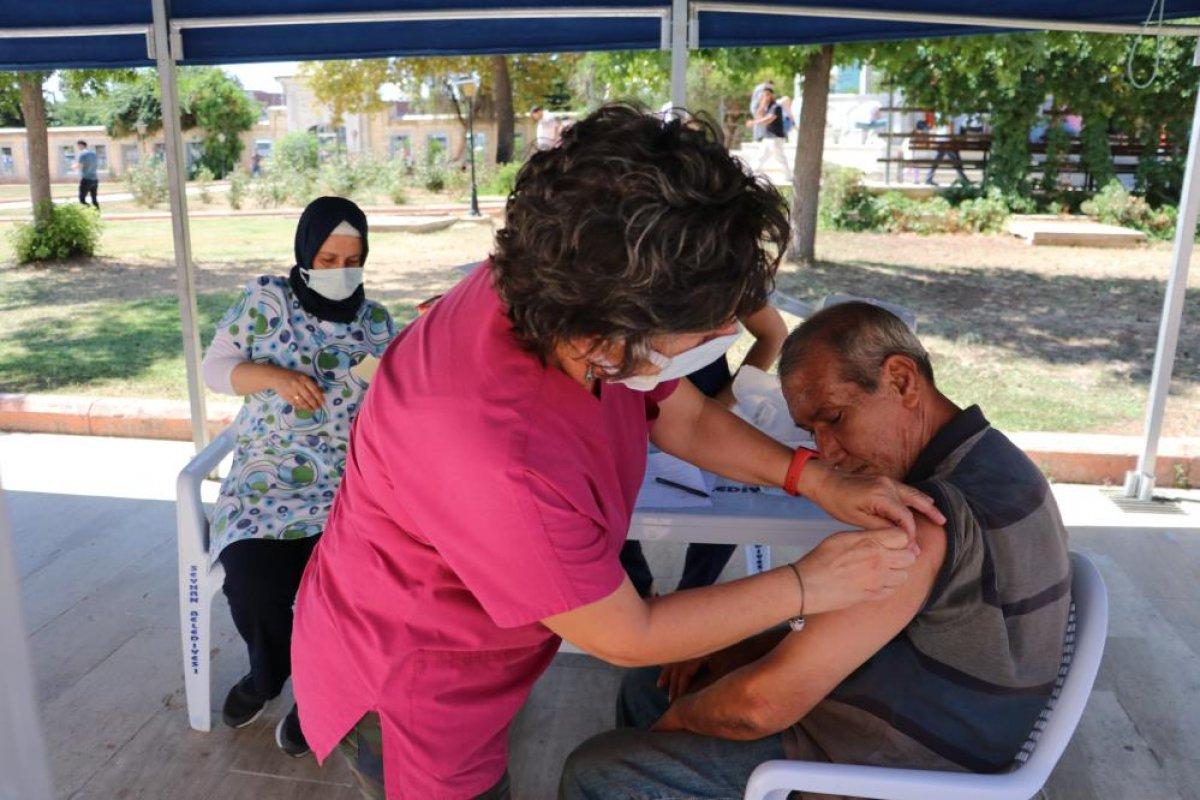 Adana'da namazı sonrası, seyyar aşı standında aşılama yapıldı