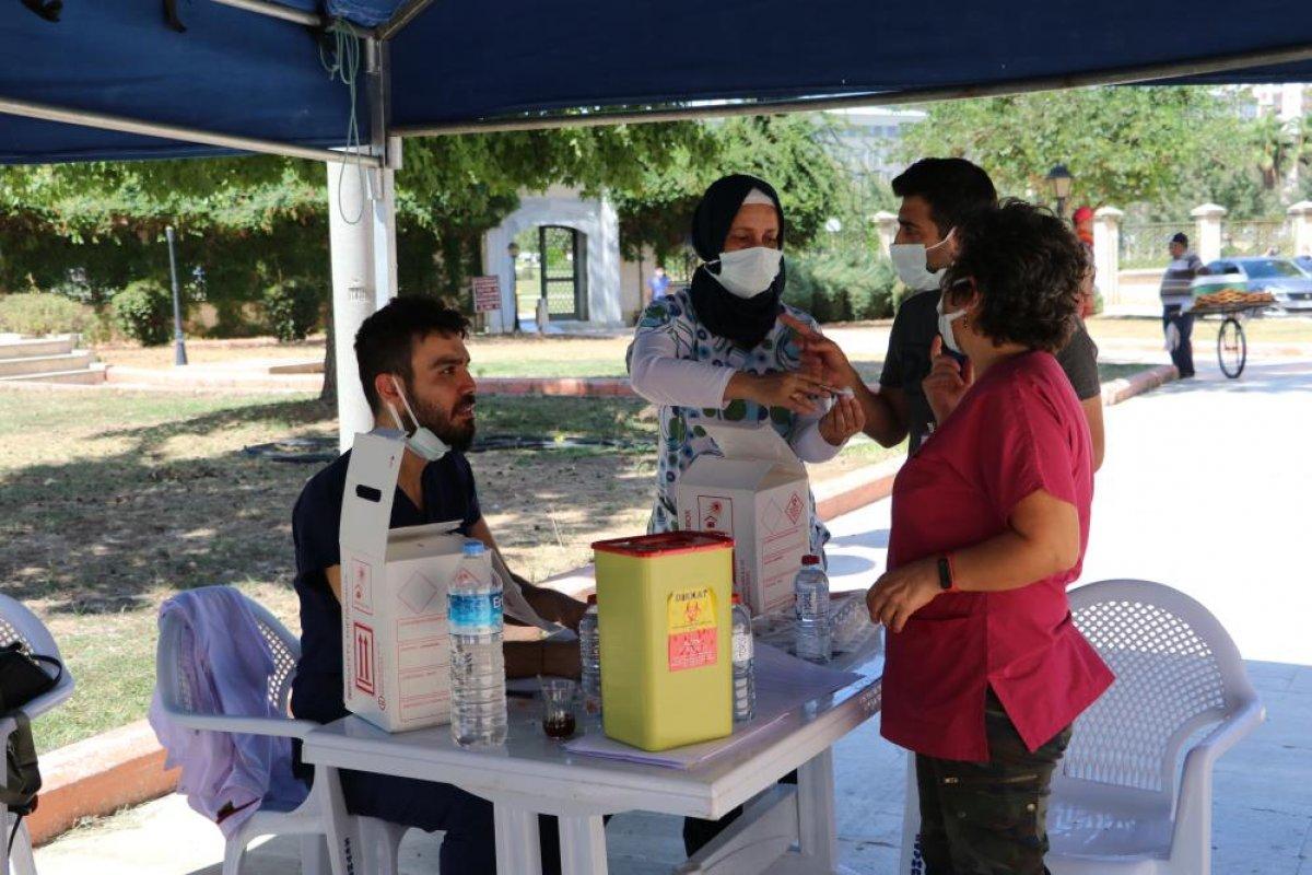 Adana'da namazı sonrası, seyyar aşı standında aşılama yapıldı