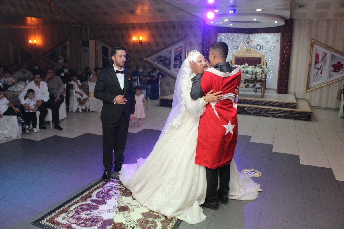 Erzurum’da, asker kardeş ablasının düğününe gelerek sürpriz yaptı