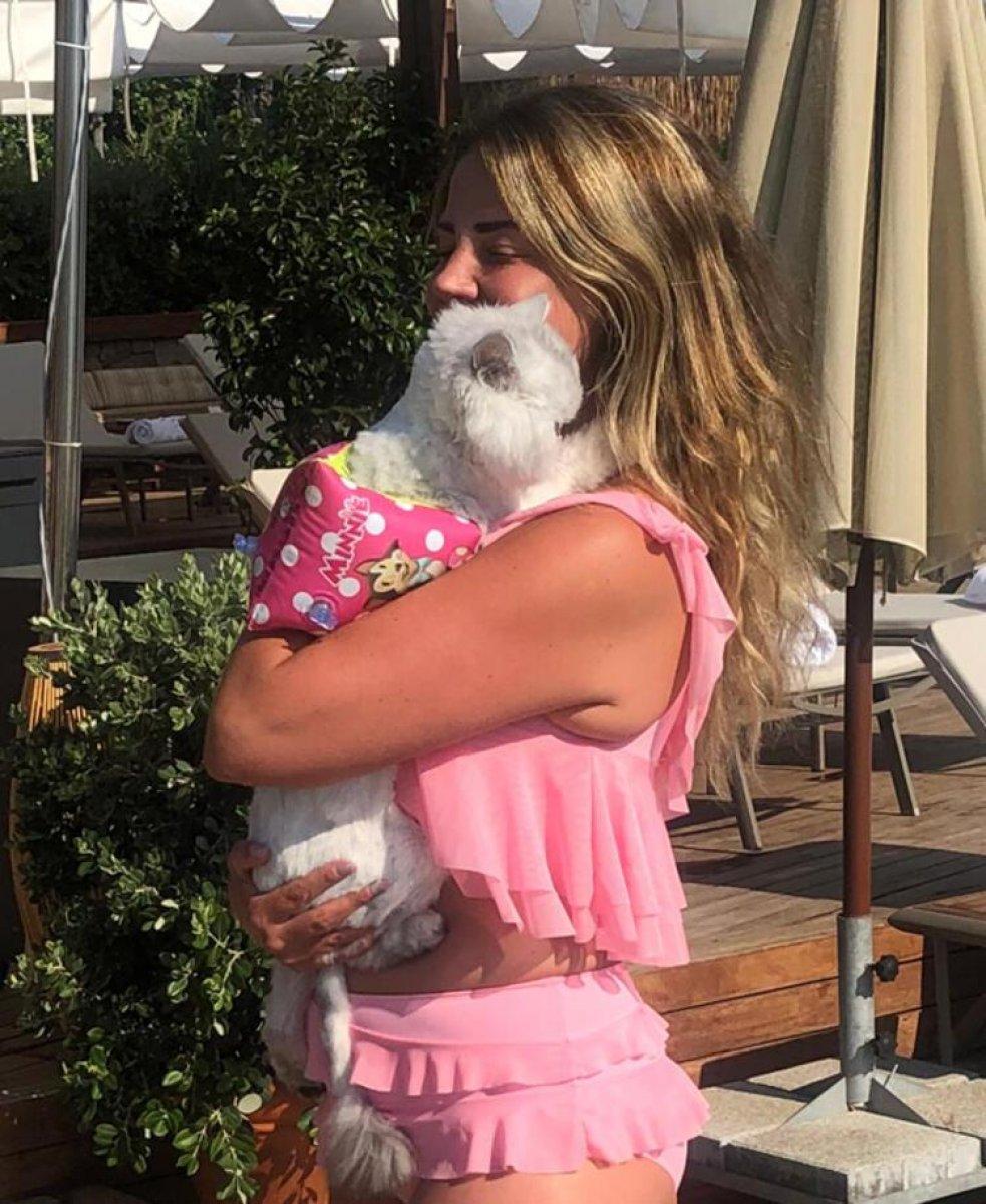 Esra Sönmezer, kedisiyle tatilde