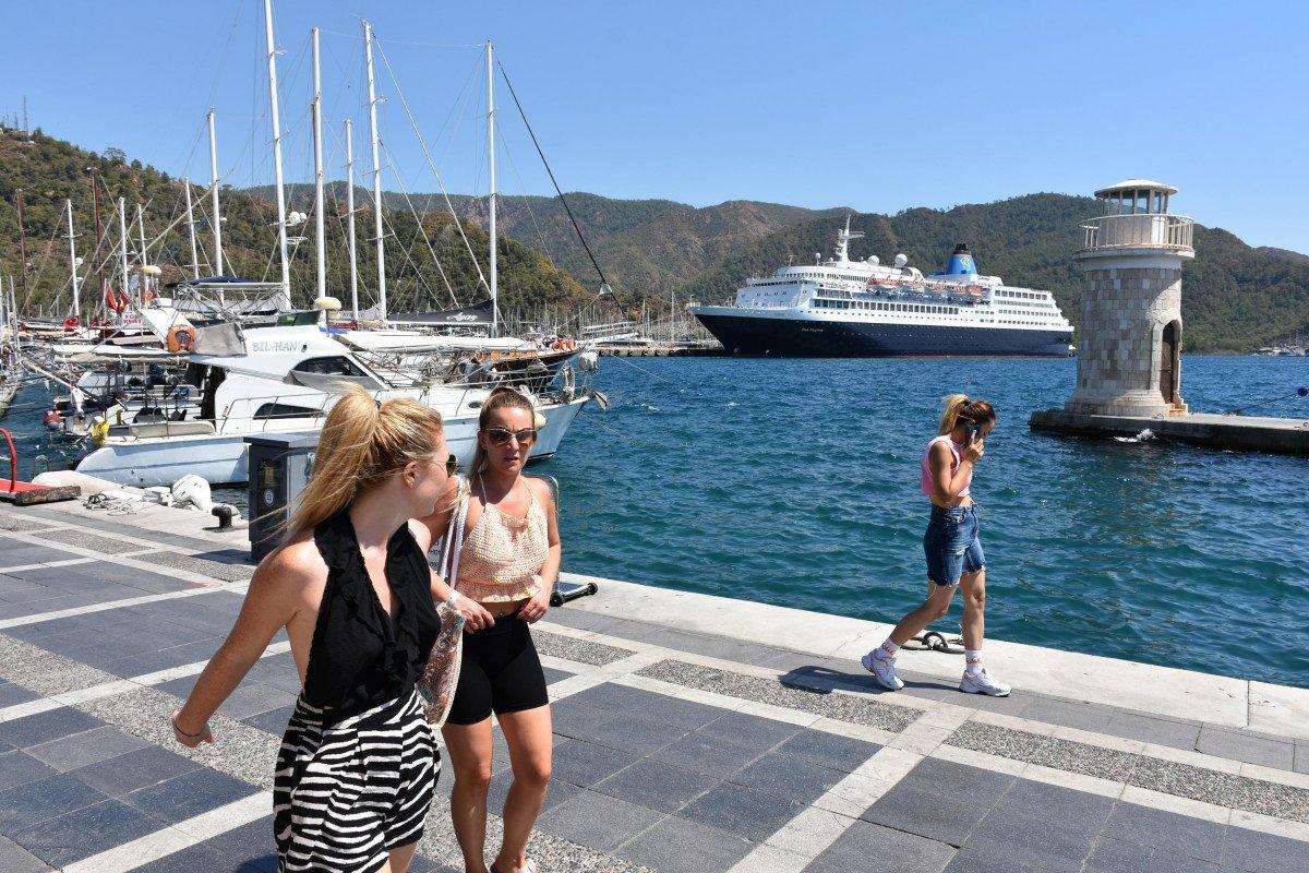 Dev yolcu gemisi 446 turist ile Marmaris'e geldi