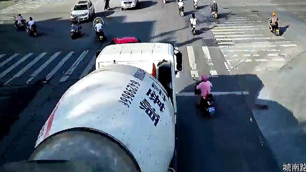 Çin'de mikserin altında sürüklenen motorcu
