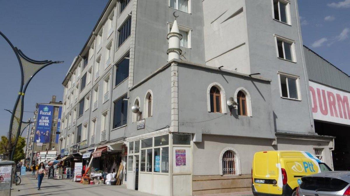 Van'da bir vatandaş, apartmanının bir bölümünü 2 katlı cami yaptı