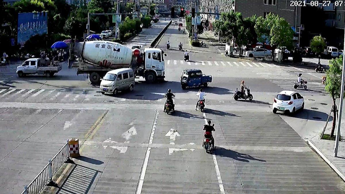 Çin'de mikserin altında sürüklenen motorcu