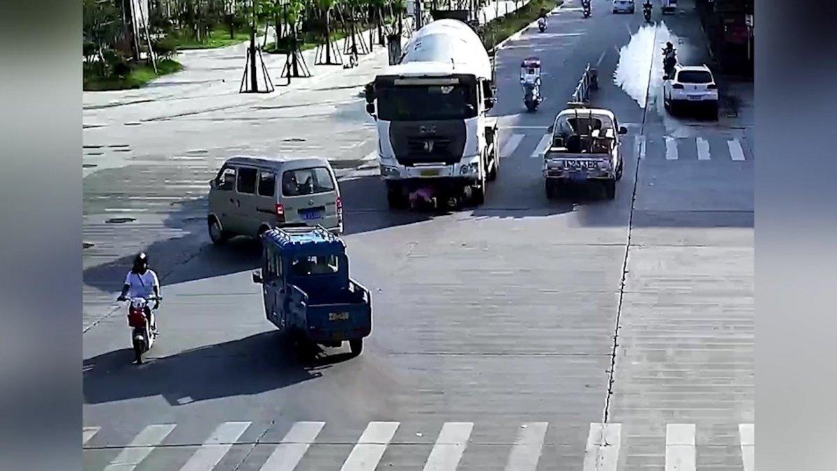 Çin'de mikserin altında sürüklenen motorcu