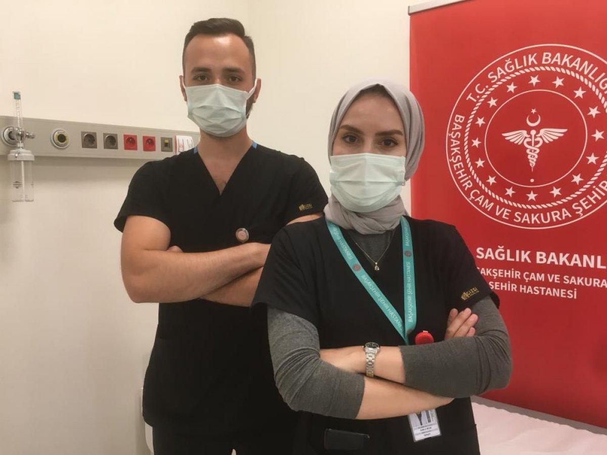 Düğünlerini yapamayan çift, birlikte aşı çalışmalarına katıldı