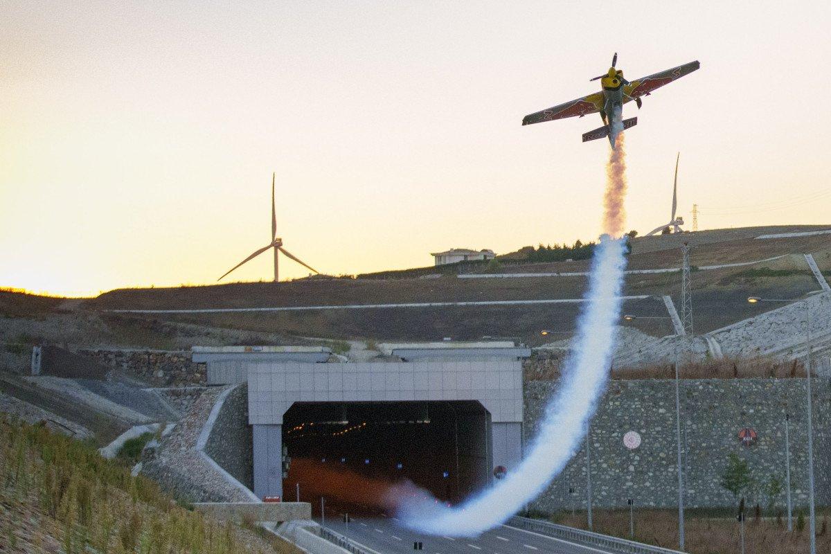 Dario Costa, İstanbul’daki tünellerden uçakla geçti, rekor kırdı